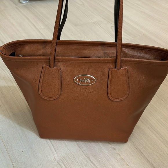 COACH brown leather full zip handbag in excellent condition 🤎